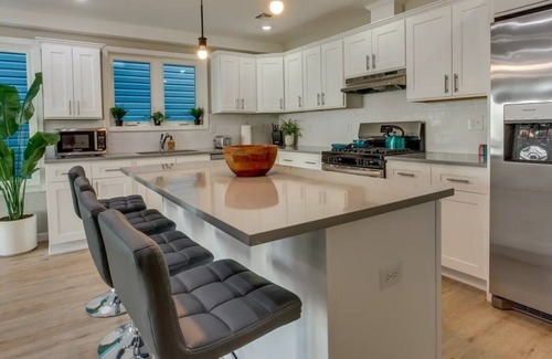 Ampere House | Spacious 6 Bedroom Home with NYC Access & Parking