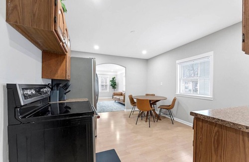 Wyandotte Apartment | Spacious Mid Century Modern 1 Bed 1 Bath 65" TV