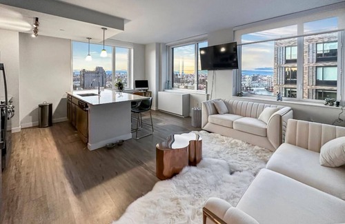 East Harlem Apartment | Spacious stylish 3-bedroom with AMAZING 360 views of Manhattan 2 min from train