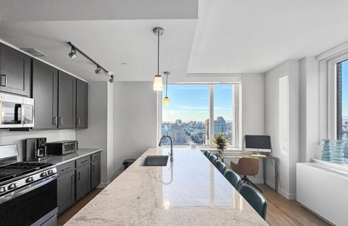 East Harlem Apartment | Spacious stylish 3-bedroom with AMAZING 360 views of Manhattan 2 min from train