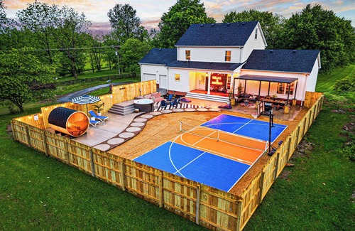 Shelbyville House | Speakeasy, Hot Tub, Theater, Pickle Ball, Sleeps 20