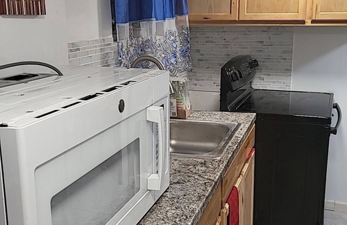 Weequahic Apartment | St. Theresa Lux 6 Bedroom 2 Bathroom Apartment