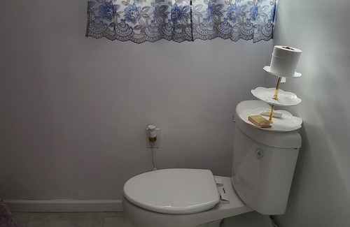 Weequahic Apartment | St. Theresa Lux 6 Bedroom 2 Bathroom Apartment