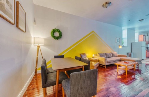 Chinatown Apartment | Stairway 3BR Apt w W D Ideal for Groups