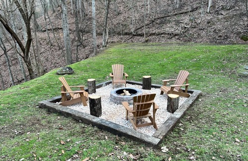 Chalet Village Cabin | Stairway to Heaven ~ 3 King Master Bedrooms ~ Privacy ~ Great Location ~ Firepit