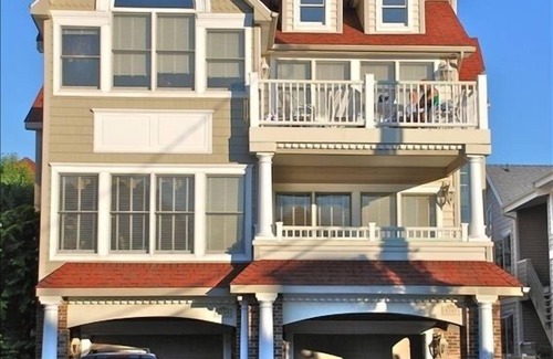 North End Condo | Stunning 5 Bedroom 2nd Floor Unit,Heart of the Gold Coast