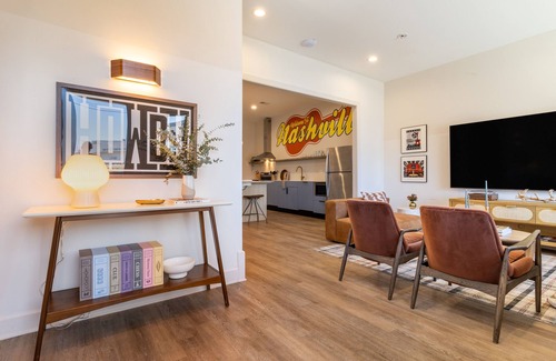Buena Vista House | The Conway | Modern Music City Penthouse Sleeps 28