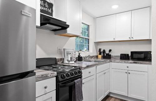 East Ridge Apartment | The Laurel Lounge - Apt 1