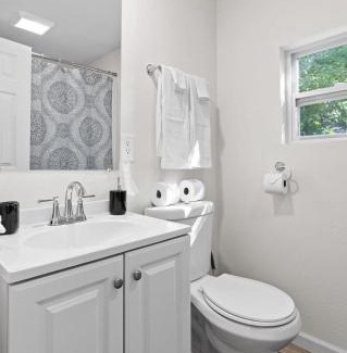 East Ridge Apartment | The Laurel Lounge - Apt 1