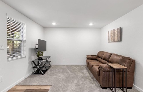 East Ridge Apartment | The Laurel Lounge - Apt 2