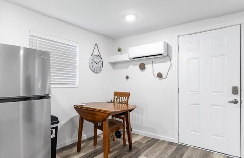 East Ridge Apartment | The Laurel Lounge - Apt 2