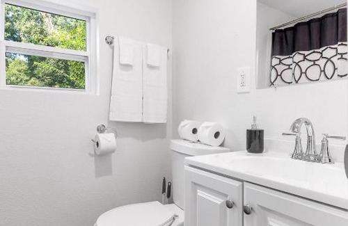 East Ridge Apartment | The Laurel Lounge - Apt 2