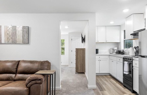 East Ridge Apartment | The Laurel Lounge - Apt 2