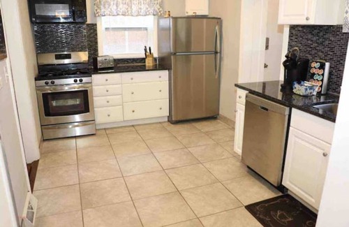 Downtown Toledo House | The Mini-Mansion at bookmymansion1.com