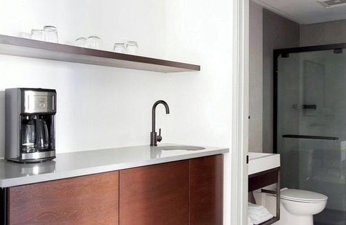 Queen Village Hotel | The Queen Hotel Queen Village, Sonder by Marriott Bonvoy