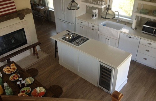 Avon House | Two blocks from the beach, close to the downtown shops, a timeless “Bay Header”.