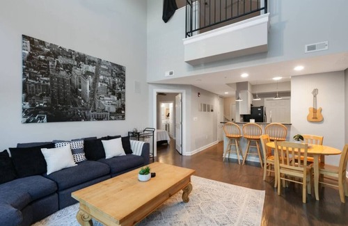 Downtown Apartment | Two Story Condo in Downtown Raleigh | Free Parking