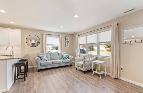 North Cape May House | Updated open concept beach house. 1.5 blocks to bay beach and Harpoon’s!