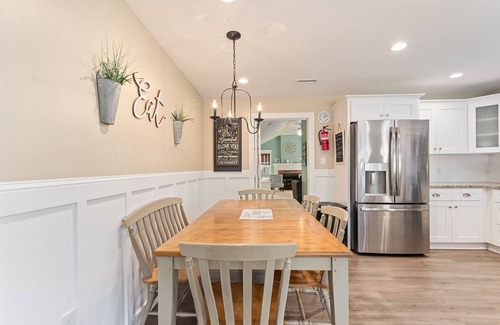 North Cape May House | Updated open concept beach house. 1.5 blocks to bay beach and Harpoon’s!