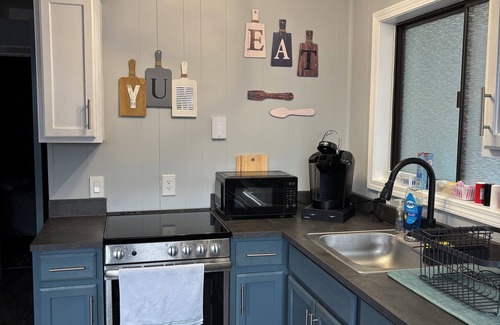 Pipestem Cabin | Whispering Pines - a Charming 2-bedroom cabin with WiFi, AC in serene Pipestem