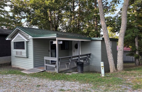 Pipestem Cabin | Whispering Pines - a Charming 2-bedroom cabin with WiFi, AC in serene Pipestem