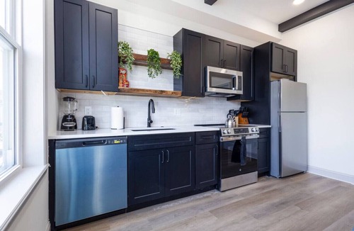 North Philadelphia West Apartment | 1/1 Across from Fairmount Park | 10 mins to DT (E)
