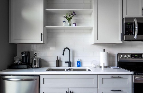 Ohio City Apartment | 1 Bedroom Luxury Condo 10 Minutes from First Energy Stadium E5