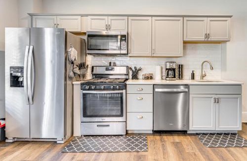 Stroudsburg House | 1 Block to Main Street Dtwn Stroudsburg Townhome!