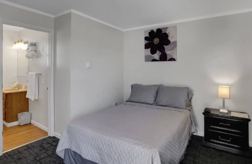 Loyalton House | 1 Dbl Bed at Halifax Inn - Pet Friendly