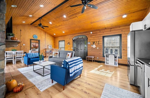 Gnaw Bone Apartment | 1 Liberty Log Cabin in Brown County