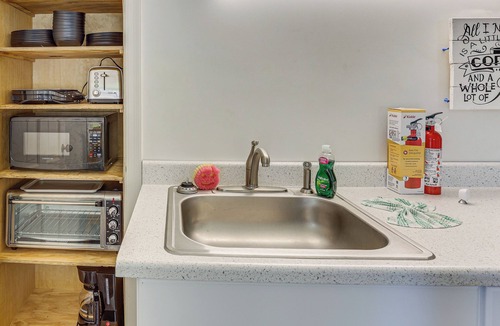 Salem Apartment | 1 Mi to Dtwn Salem: Apt w/Garage Access!