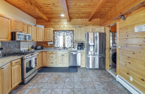 Lake Ariel Cabin | 1 Mi to Lake Henry: Peaceful Poconos Cabin!
