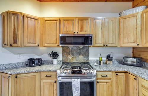 Lake Ariel Cabin | 1 Mi to Lake Henry: Peaceful Poconos Cabin!