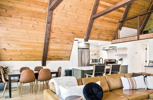 Mount Jackson Ski Chalet | 1 mile to Bryce Resort l 4 BR l Hot Tub l Fire Pit l Game Room