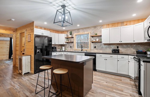Orbisonia House | 10 beds, 30 min to Raystown - Secluded with Hot tub