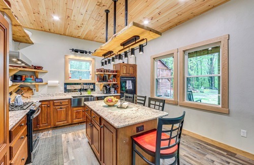 Normalville Cabin | 10 Mi to Mtn Resort: Normalville Cabin w/Balcony!