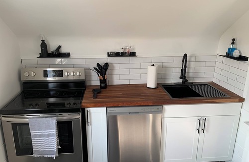 South Euclid House | 10 min from Clev Clinic 1 bedroom, full bath in S. Euclid upper level of duplex