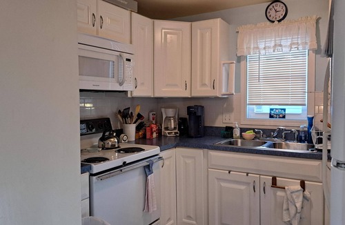 Lakeside Cottage | 117 East 4th in the Heart of Lakeside!