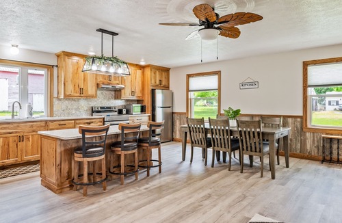 Town of Milo House | 12 Guest | New Hot Tub | Fire Pit | Near Wineries