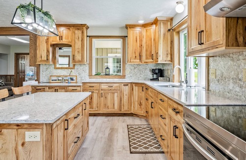 Town of Milo House | 12 Guest | New Hot Tub | Fire Pit | Near Wineries