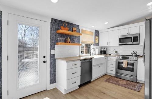 Midtown Apartment | 12 Minutes to Elvis, Classic 1900s Revitalized