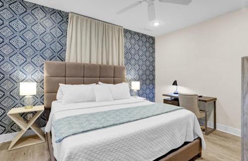 Midtown Apartment | 12 Minutes to Elvis, Classic 1900s Revitalized