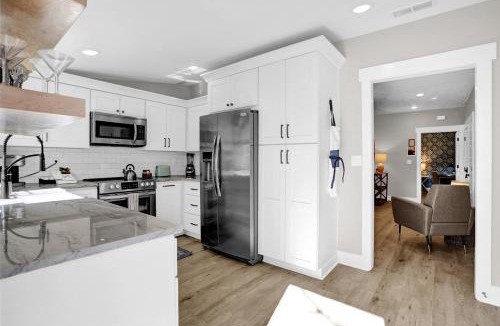 Midtown Apartment | 12 Minutes to Elvis, Classic 1900s Revitalized