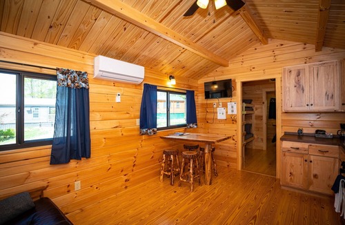 Logan Cabin | 123) Yellowleg Log Cabin. Close to Hocking Hills State Park and more!