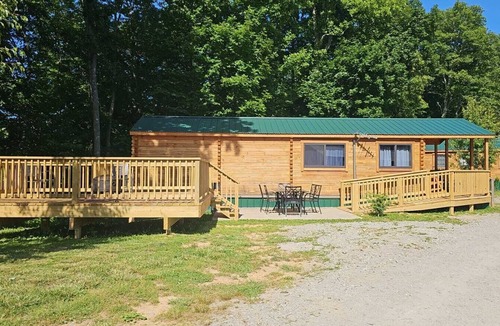 Logan Cabin | 123) Yellowleg Log Cabin. Close to Hocking Hills State Park and more!