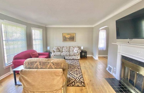 University Heights House | 124 m² House ∙ 3 bedrooms ∙ 6 guests