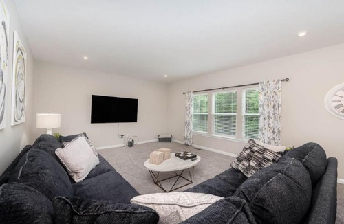 Otterbien Home House | 1344 soaring way NEW Cheerful 5 bedroom home in quiet suburban area