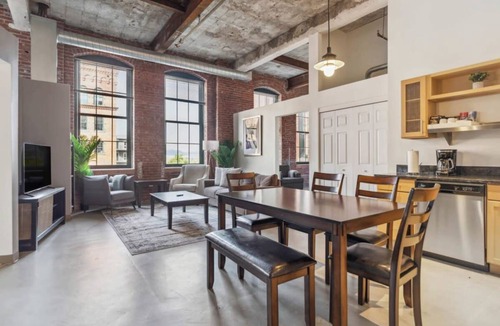 Strip District Apartment | 140 m² Apartment ∙ 2 bedrooms ∙ 6 guests