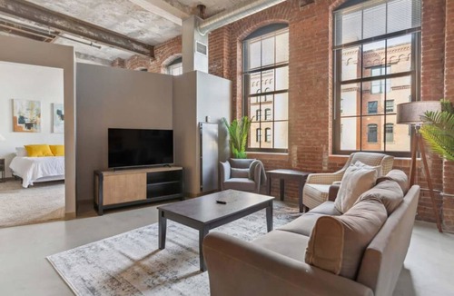 Strip District Apartment | 140 m² Apartment ∙ 2 bedrooms ∙ 6 guests