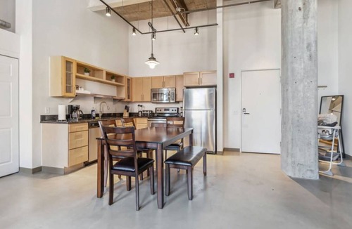 Strip District Apartment | 140 m² Apartment ∙ 2 bedrooms ∙ 6 guests